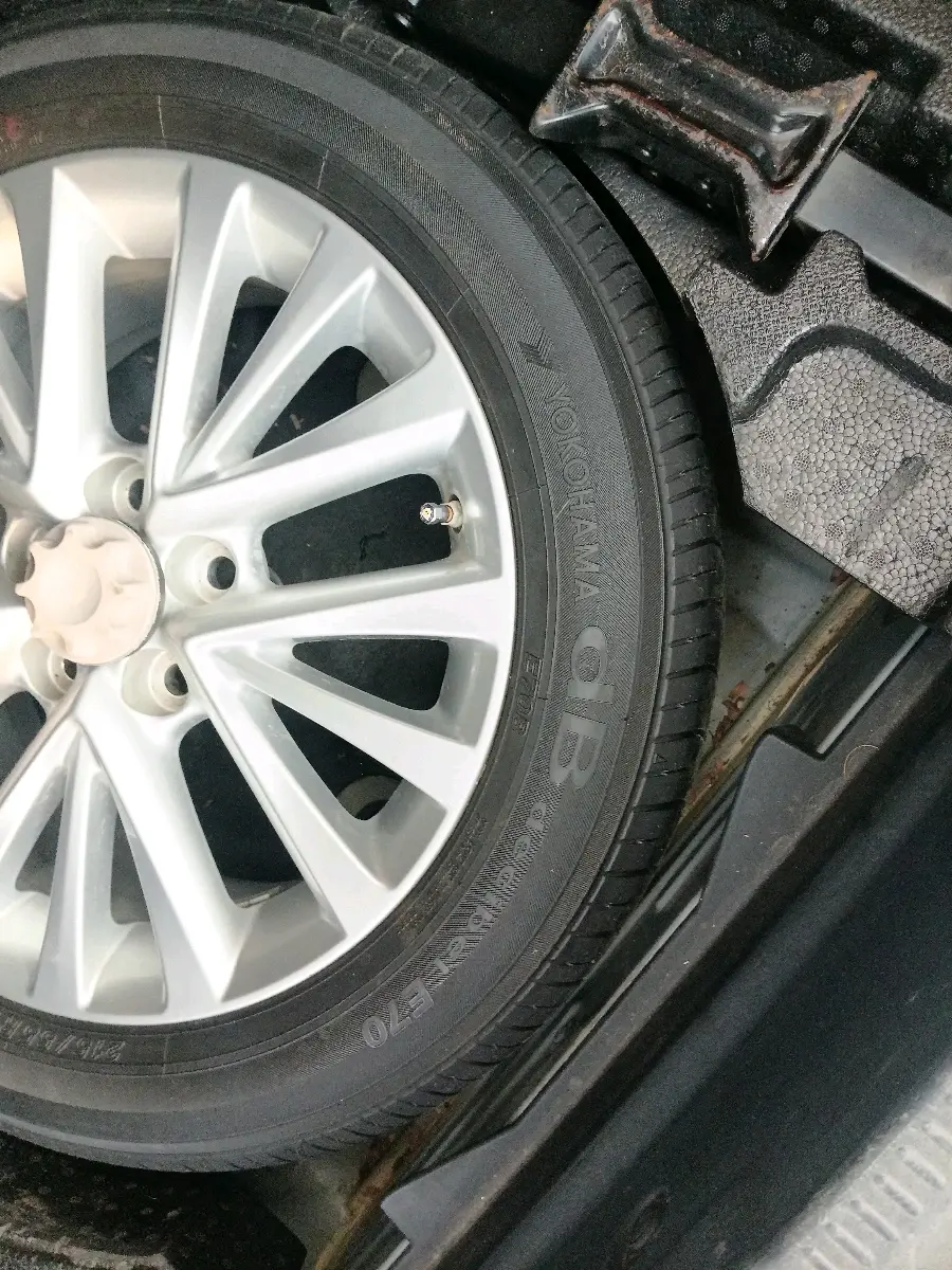 2017 Toyota Camry HYBRID, Hybrid, Automatic, 54,962 km, tyre