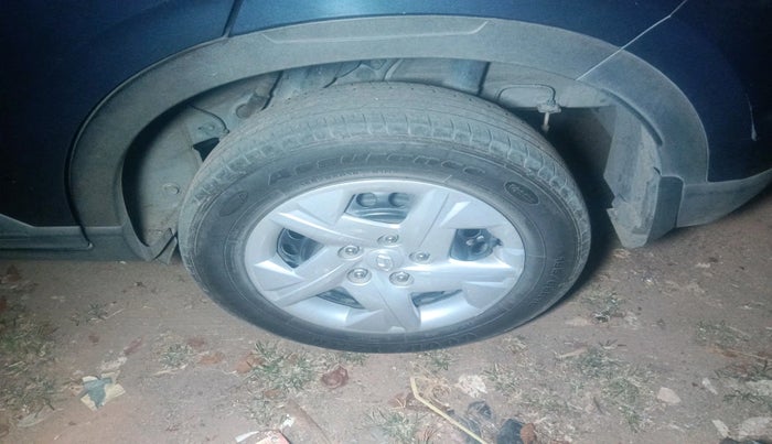 2020 Hyundai VENUE S+ 1.2, Petrol, Manual, 42,797 km, tyre