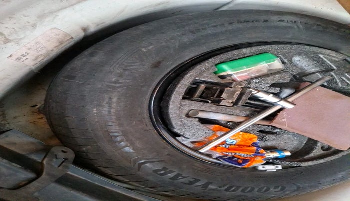 2011 Skoda Laura AMBIENTE 2.0 TDI CR MT, Diesel, Manual, 1,66,054 km, tyre