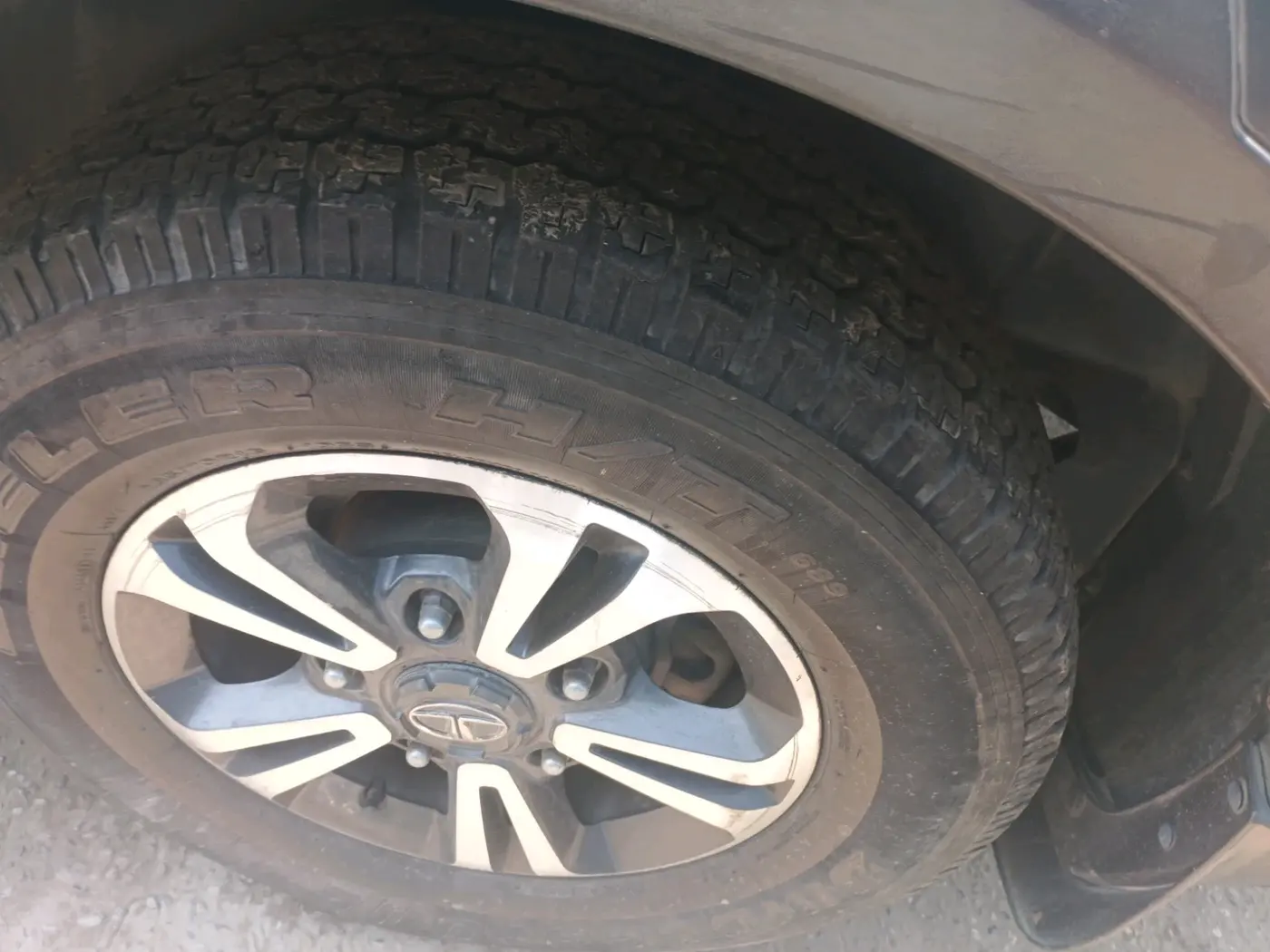 2018 Tata Hexa XE 4X2 7 STR, Diesel, Manual, 87,348 km, tyre