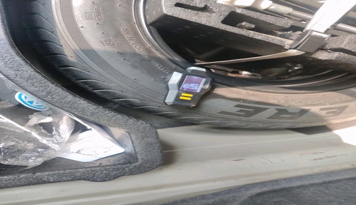 2011 Volkswagen Vento HIGHLINE 1.6 MPI, Petrol, Manual, 1,06,662 km, tyre