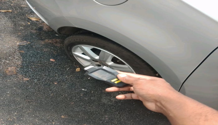 2011 Volkswagen Vento HIGHLINE 1.6 MPI, Petrol, Manual, 1,06,662 km, tyre