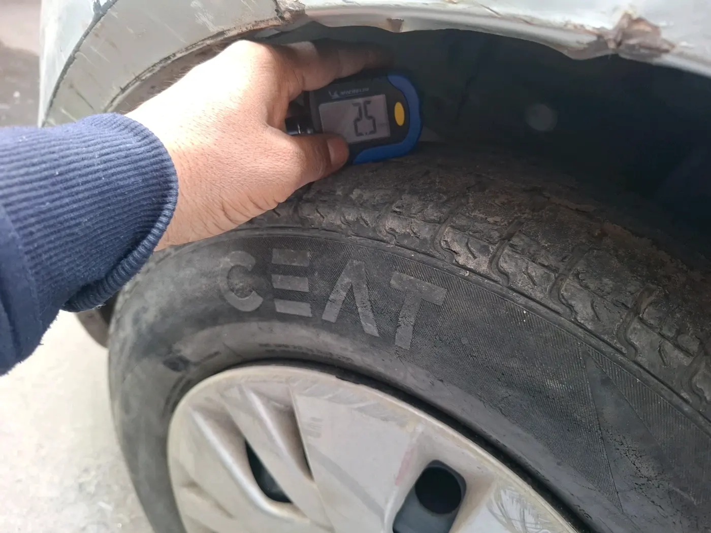 2013 Maruti Swift VXI, Petrol, Manual, 44,877 km, tyre