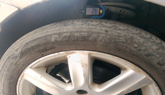 2011 Volkswagen Vento COMFORTLINE 1.6, Petrol, Manual, 52,202 km, tyre