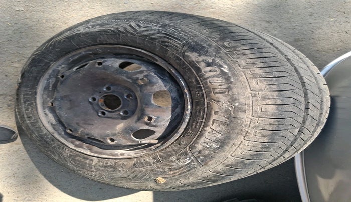 2011 Volkswagen Vento TRENDLINE 1.6, Petrol, Manual, 53,467 km, tyre