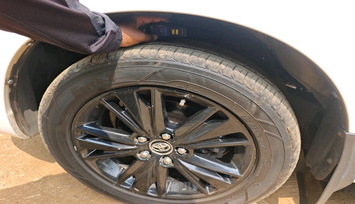 2016 Toyota Innova Crysta 2.4 ZX 7 STR, Diesel, Manual, 2,16,808 km, tyre