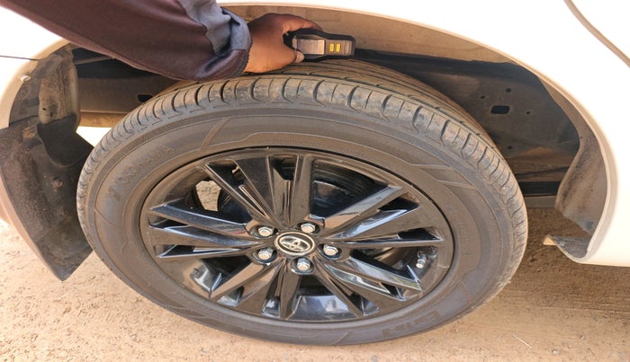 2016 Toyota Innova Crysta 2.4 ZX 7 STR, Diesel, Manual, 2,16,808 km, tyre