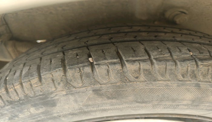 2011 Chevrolet Spark LT 1.0 LPG, Petrol, Manual, 1,00,147 km, tyre