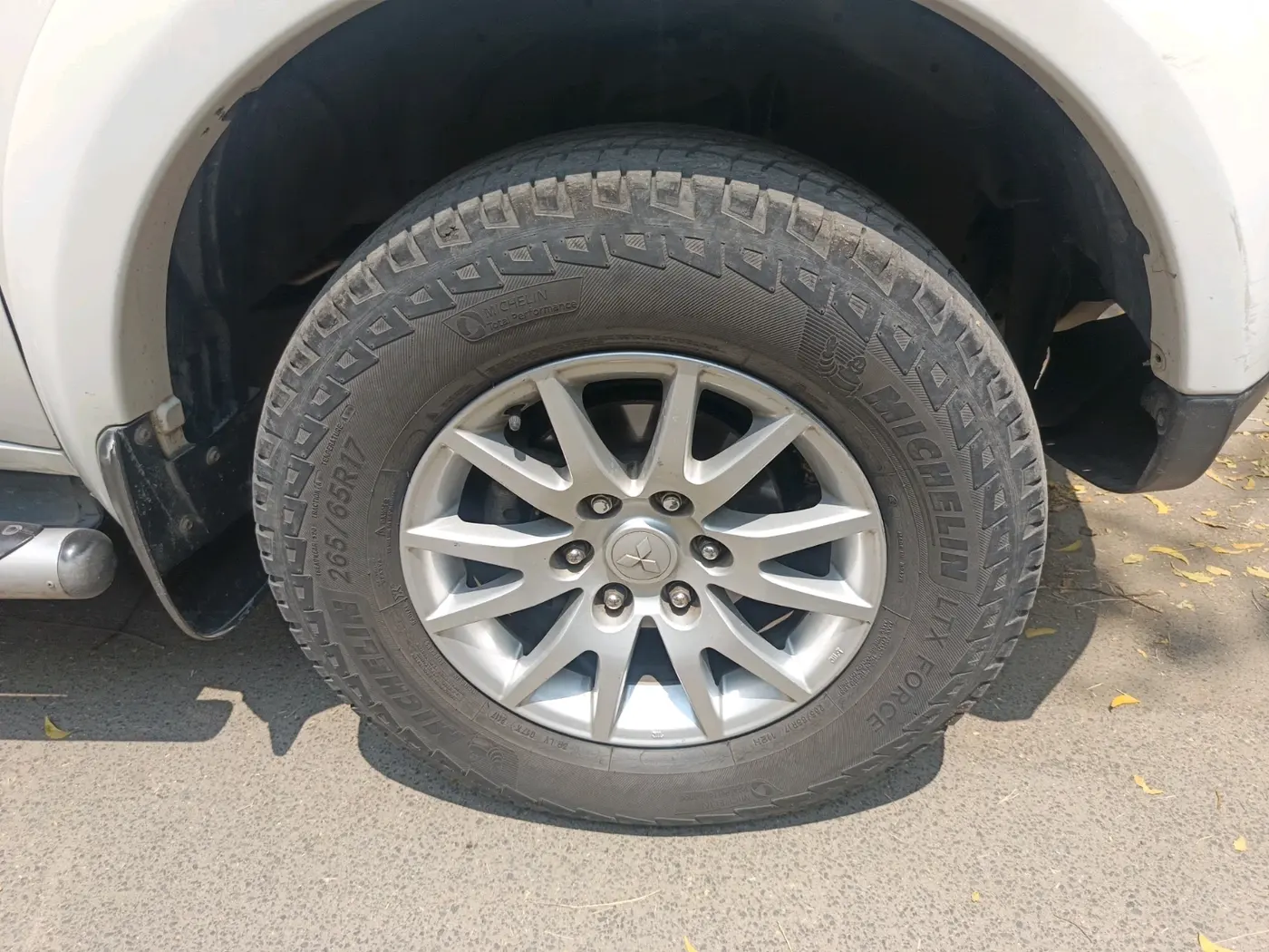 2012 Mitsubishi Pajero Sport 2.5 MT, Diesel, Manual, 1,20,000 km, tyre