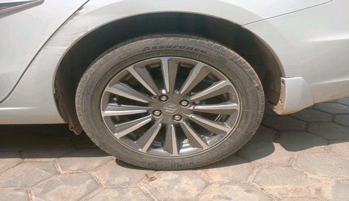 2021 Maruti Ciaz ALPHA  AT 1.5 SHVS PETROL, Petrol, Automatic, 36,575 km, tyre