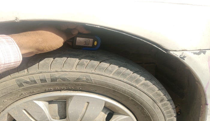 2011 Hyundai Accent EXECUTIVE, CNG, Manual, 1,20,380 km, tyre