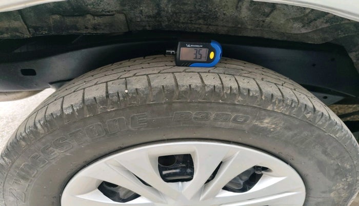 2015 Toyota Innova 2.5 GX 8 STR, Diesel, Manual, 2,57,785 km, tyre