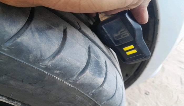 2011 Volkswagen Vento HIGHLINE DIESEL 1.6, Diesel, Manual, 1,61,658 km, tyre