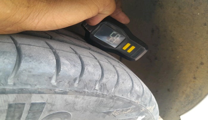 2011 Volkswagen Vento HIGHLINE DIESEL 1.6, Diesel, Manual, 1,61,658 km, tyre