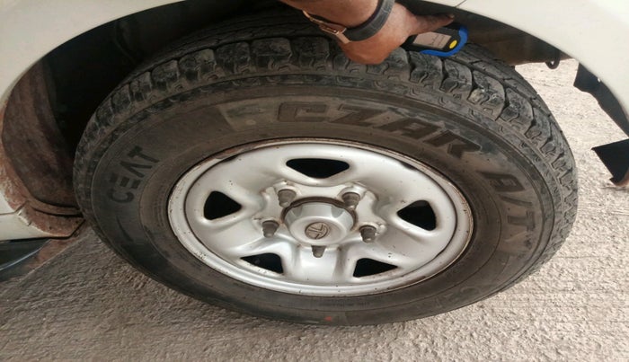 2014 Tata Safari Storme 2.2 EX 4X2, Diesel, Manual, 1,43,776 km, tyre