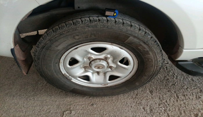 2014 Tata Safari Storme 2.2 EX 4X2, Diesel, Manual, 1,43,776 km, tyre