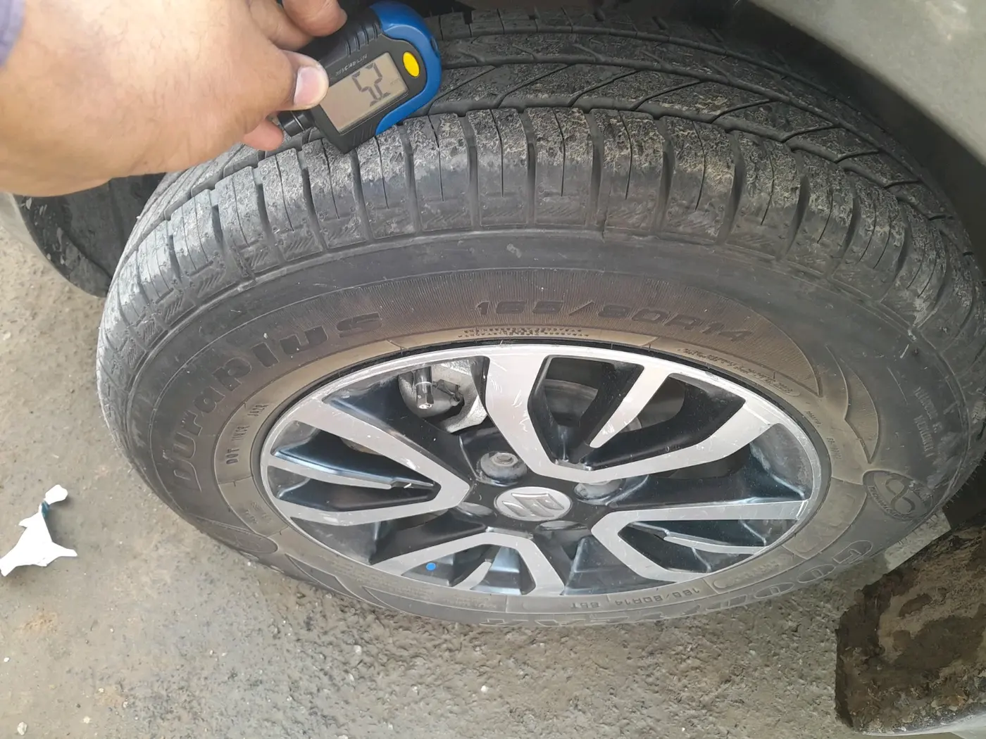 2023 Maruti Dzire VXI CNG, CNG, Manual, 87,551 km, tyre
