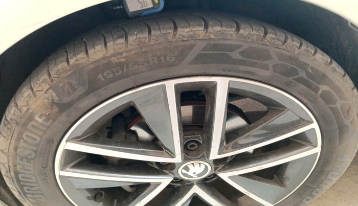 2017 Skoda Rapid STYLE 1.5 TDI AT, Diesel, Automatic, 1,41,980 km, tyre