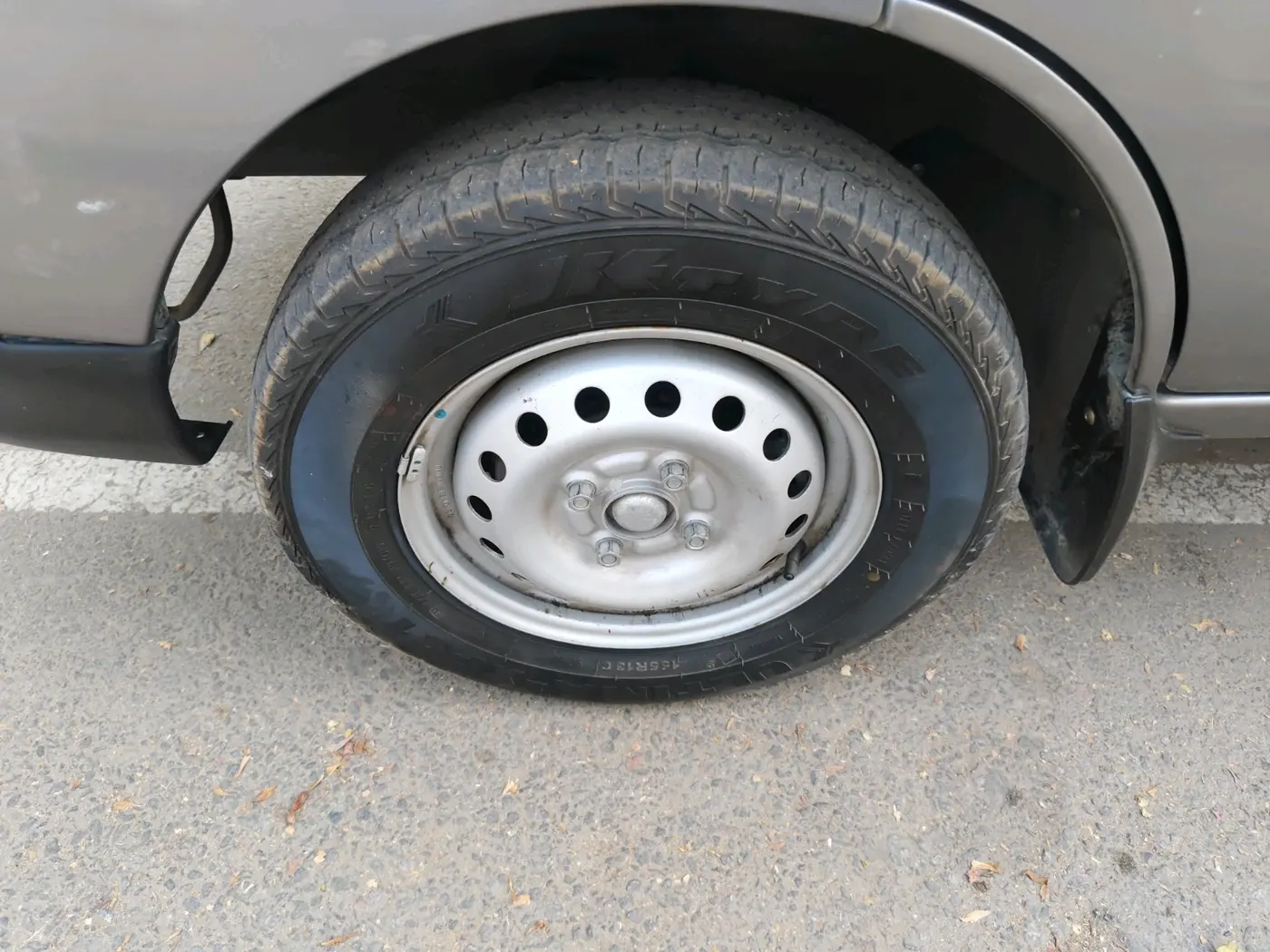 2023 Maruti Eeco 5 STR AC, Petrol, Manual, 13,614 km, tyre