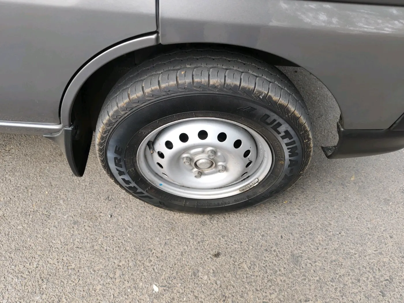 2023 Maruti Eeco 5 STR AC, Petrol, Manual, 13,614 km, tyre