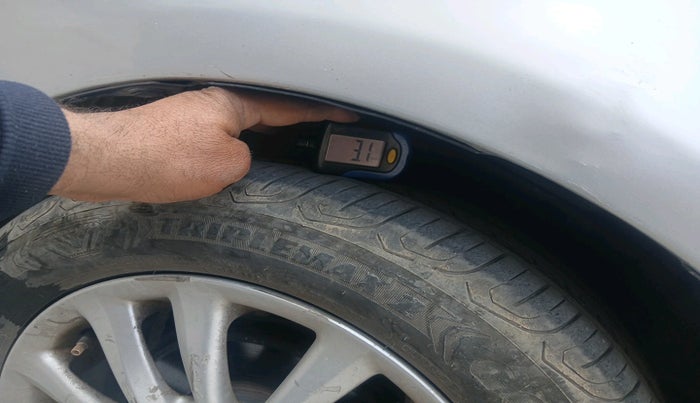 2011 Toyota Etios VX, CNG, Manual, 1,81,692 km, tyre