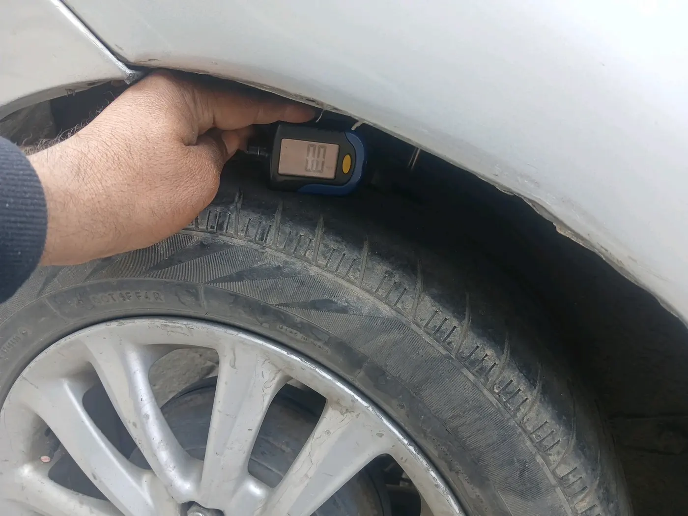 2011 Toyota Etios VX, CNG, Manual, 1,81,692 km, tyre