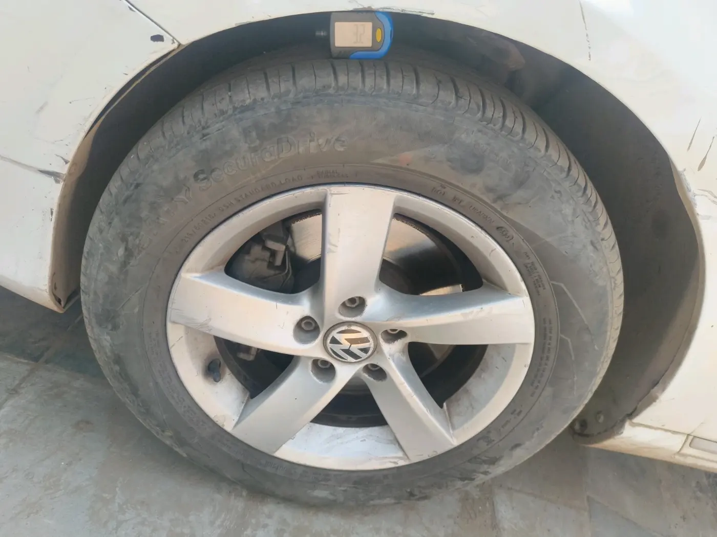 2011 Volkswagen Passat HIGHLINE DSG, Diesel, Automatic, 1,13,000 km, tyre