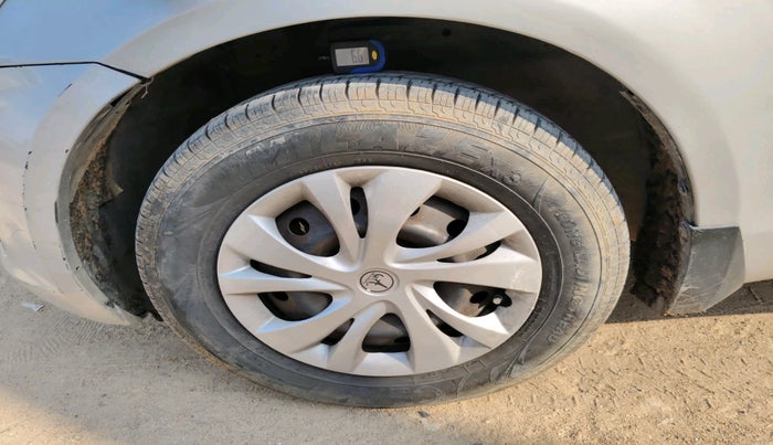 2013 Maruti Swift VXI, Petrol, Manual, 80,899 km, tyre