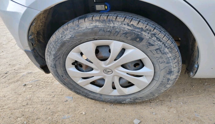 2013 Maruti Swift VXI, Petrol, Manual, 80,899 km, tyre