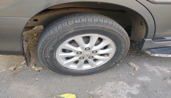 2012 Toyota Innova 2.5 VX 8 STR, Diesel, Manual, 1,23,653 km, tyre