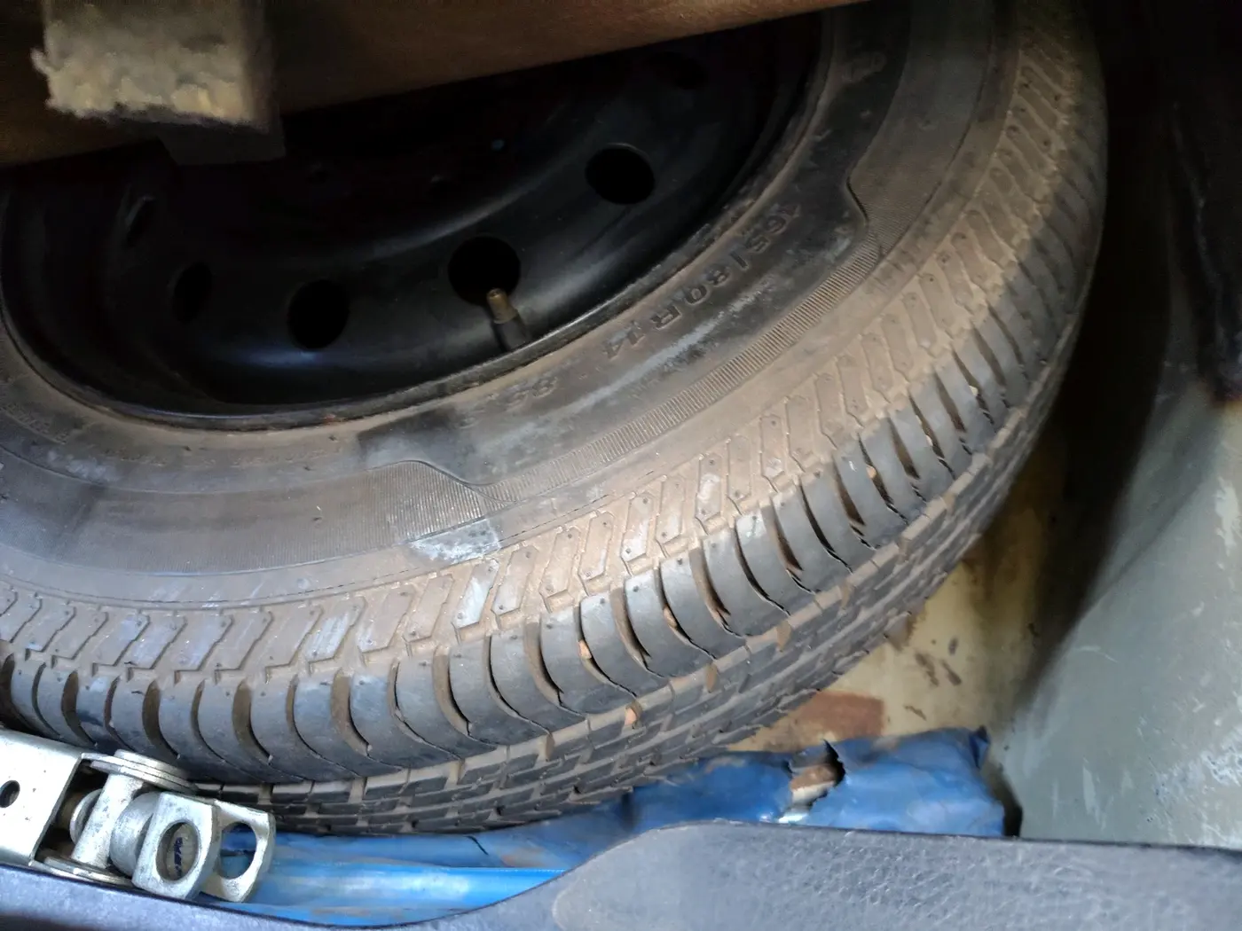 2013 Maruti Swift Dzire VXI, CNG, Manual, 2,56,193 km, tyre