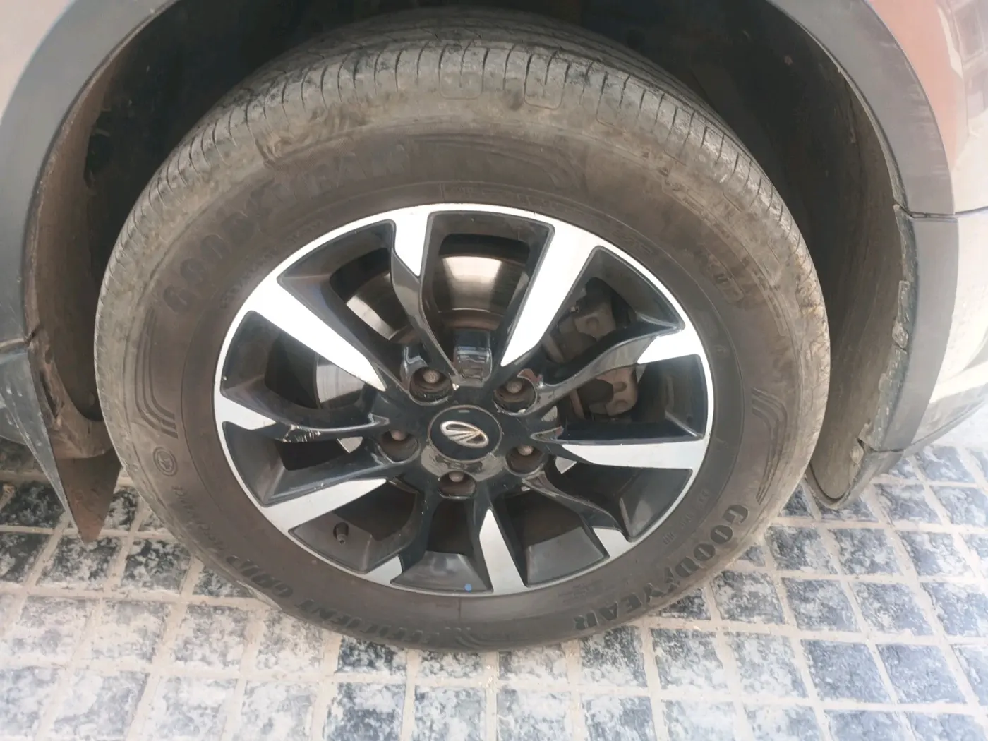 2019 Mahindra XUV500 W11 AT, Diesel, Automatic, 1,44,688 km, tyre