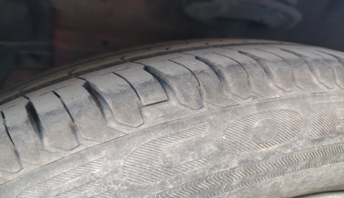 2017 Maruti Swift LXI (O), Petrol, Manual, 1,52,827 km, tyre