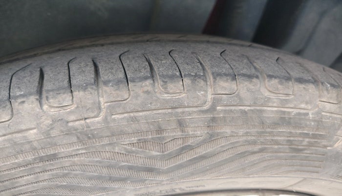 2017 Maruti Swift LXI (O), Petrol, Manual, 1,52,827 km, tyre