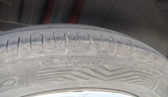 2017 Maruti Swift LXI (O), Petrol, Manual, 1,52,827 km, tyre