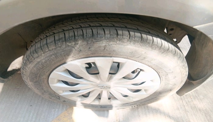 2013 Toyota Etios Liva G, CNG, Manual, 1,49,712 km, tyre