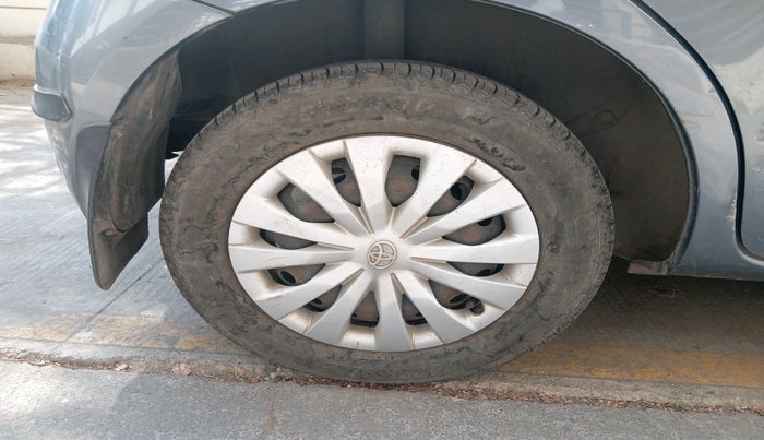 2013 Toyota Etios Liva G, CNG, Manual, 1,49,712 km, tyre