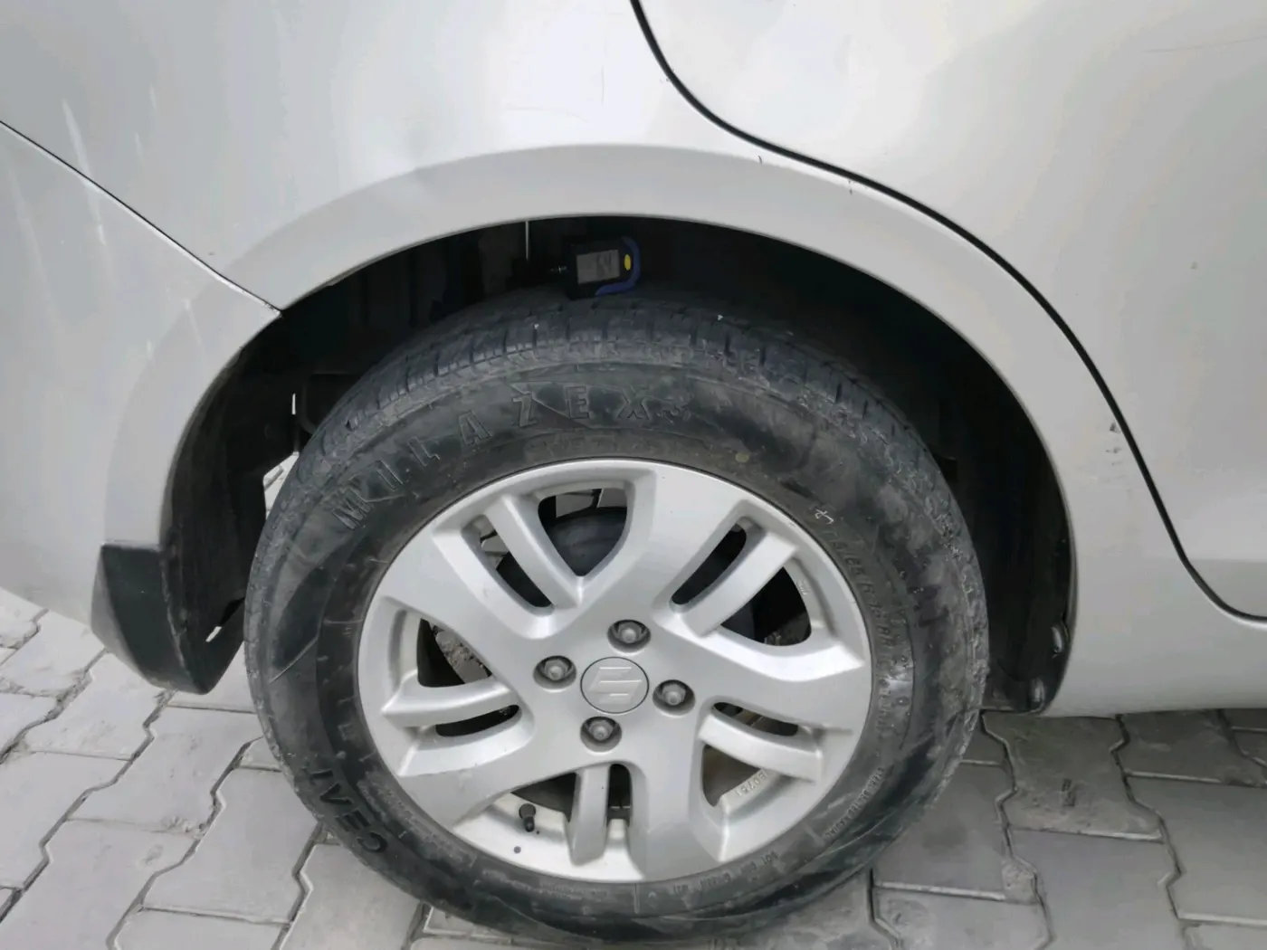 2013 Maruti Swift Dzire ZXI, Petrol, Manual, 1,08,719 km, tyre