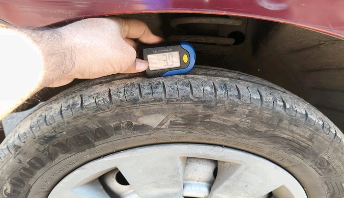 2011 Maruti Wagon R 1.0 LXI, CNG, Manual, 1,01,192 km, tyre