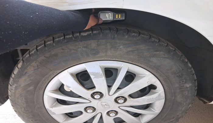 2013 Hyundai i10 MAGNA 1.2, CNG, Manual, 1,50,186 km, tyre