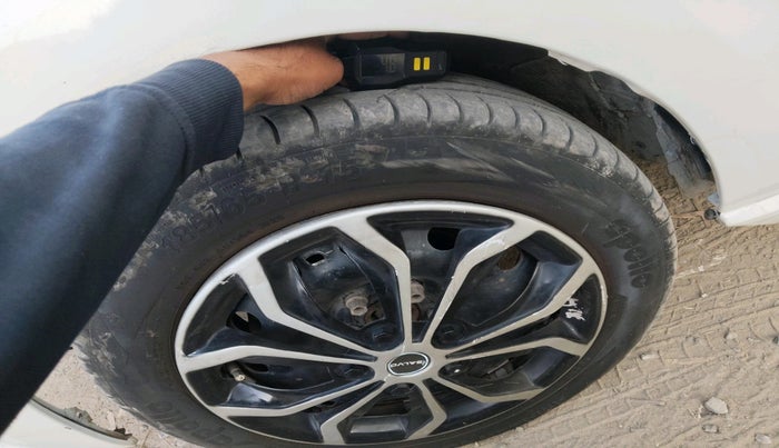 2015 Volkswagen Polo COMFORTLINE 1.2L, Petrol, Manual, 1,29,576 km, tyre