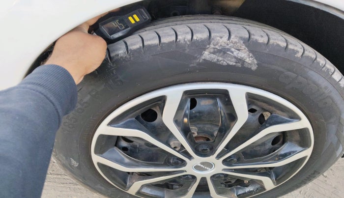 2015 Volkswagen Polo COMFORTLINE 1.2L, Petrol, Manual, 1,29,576 km, tyre