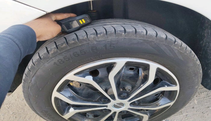 2015 Volkswagen Polo COMFORTLINE 1.2L, Petrol, Manual, 1,29,576 km, tyre