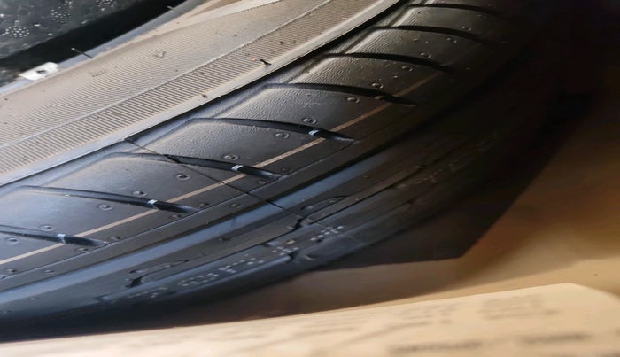 2014 Volkswagen Polo HIGHLINE1.2L, Petrol, Manual, 70,198 km, tyre