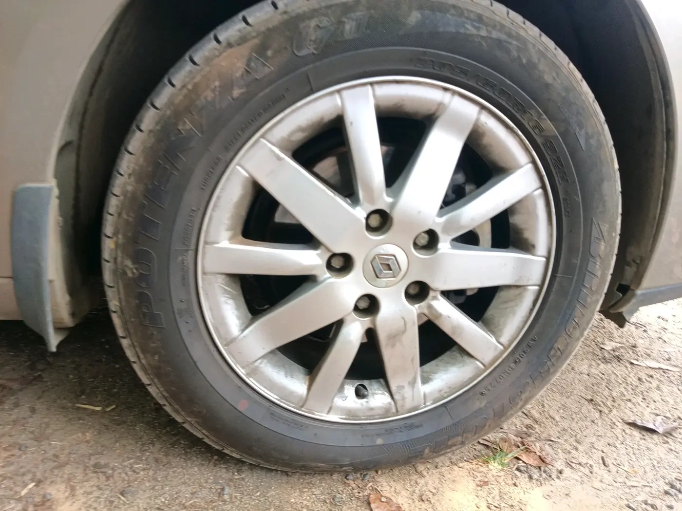 2012 Renault Fluence 1.5 E2, Diesel, Manual, 1,33,831 km, tyre