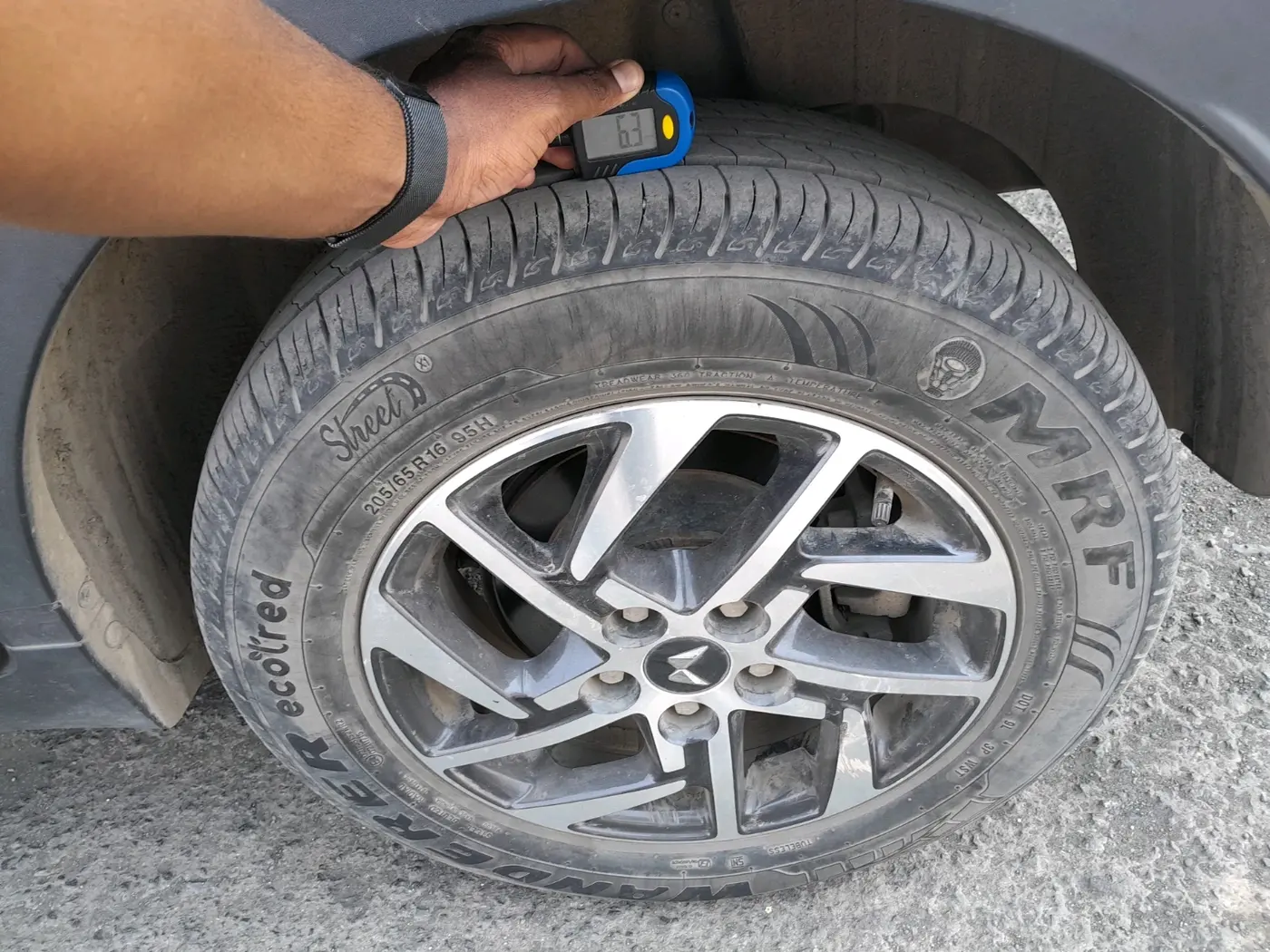 2023 Mahindra XUV300 W8 (O) 1.2 PETROL AMT, Petrol, Automatic, 24,476 km, tyre