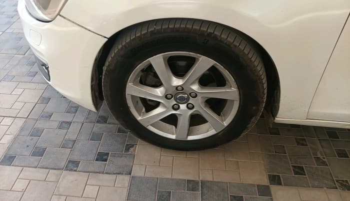 2013 Volvo S60 Kinetic D4, Diesel, Automatic, 1,68,269 km, tyre