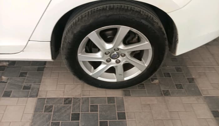 2013 Volvo S60 Kinetic D4, Diesel, Automatic, 1,68,269 km, tyre