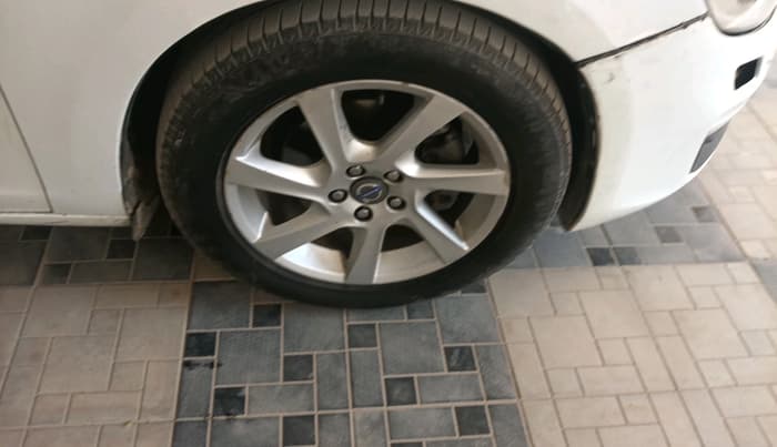 2013 Volvo S60 Kinetic D4, Diesel, Automatic, 1,68,269 km, tyre