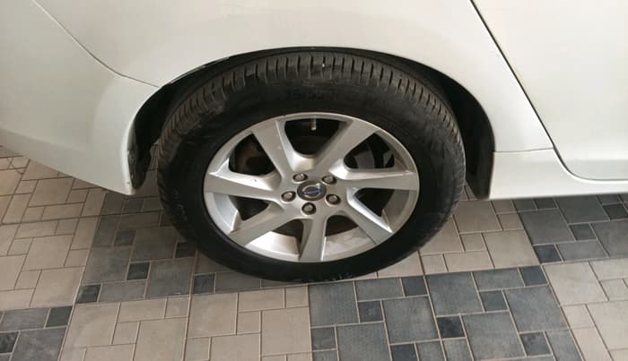 2013 Volvo S60 Kinetic D4, Diesel, Automatic, 1,68,269 km, tyre